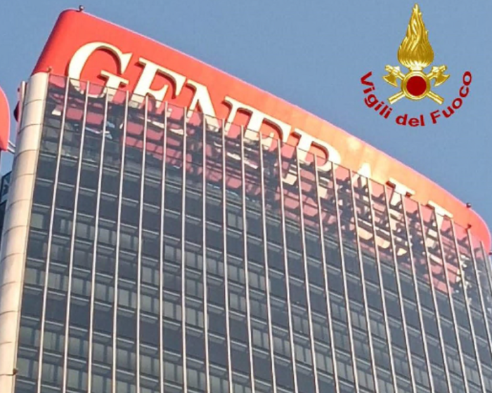 Cede insegna sul grattacielo di Generali a Milano, chiusa fermata della Metro e centro commerciale