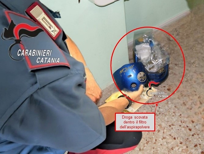 Aveva nascosto la droga nel filtro di un&rsquo;aspirapolvere: spacciatore romeno arrestato a Giarre