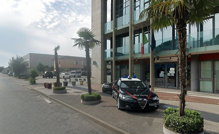 Commercialista si impicca sulle scale dell'Agenzia delle Entrate di Viareggio