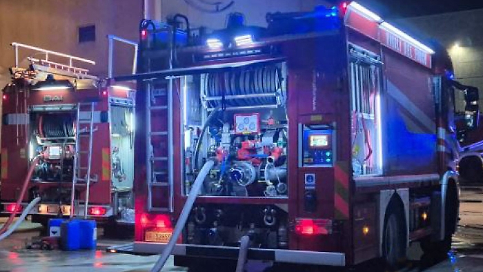 Alcamo, grosso incendio in una palazzina: due vigili del fuoco in ospedale, 8 famiglie evacuate