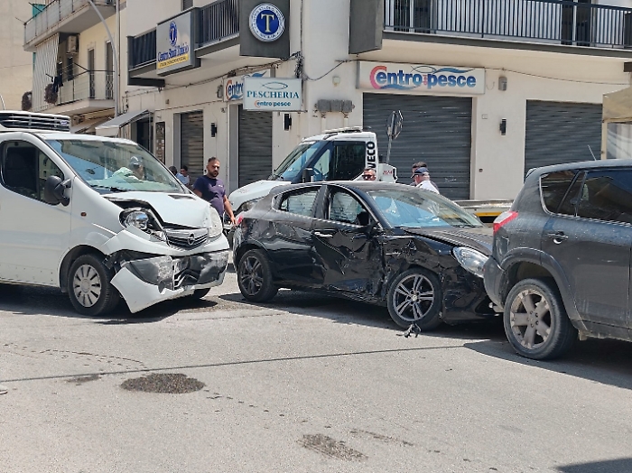 Canicatt&igrave;: scontro tra furgone e auto, feriti i conducenti