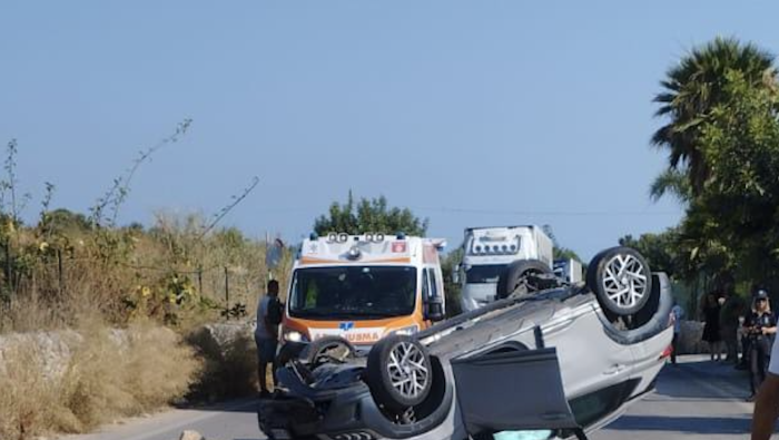 Scicli, automobilista perde il controllo e la vettura si ribalta