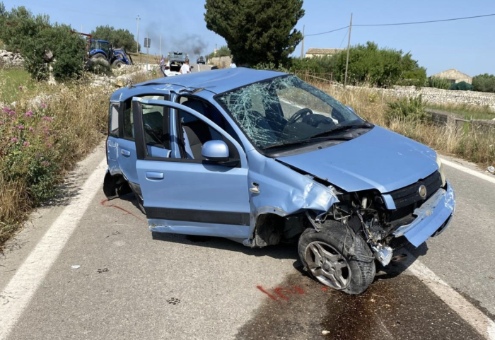 Modica, auto contro utilitaria sulla strada per Noto: tre feriti
