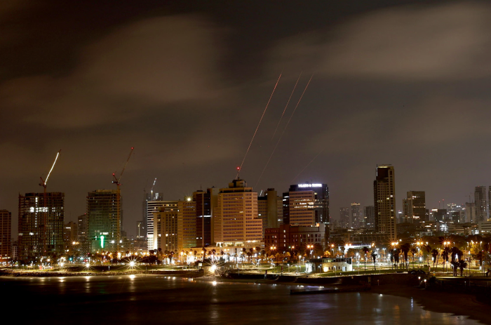 Iran, Khamenei: "Inizia la battaglia". Trump valuta l'attacco. Il Papa: "Straziati dalle grida dei luoghi di guerra"