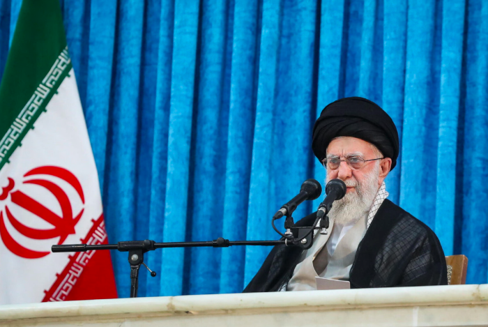 Khamenei: "Non ci arrenderemo mai. Se gli Usa intervengono danni irreparabili"
