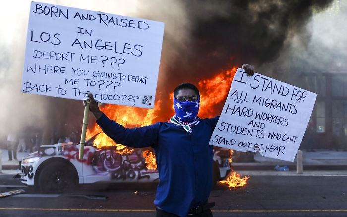 Migranti, Los Angeles nel caos per le deportazioni (anche di italiani) a Guantanamo: scatta il coprifuoco, arresti  di massa