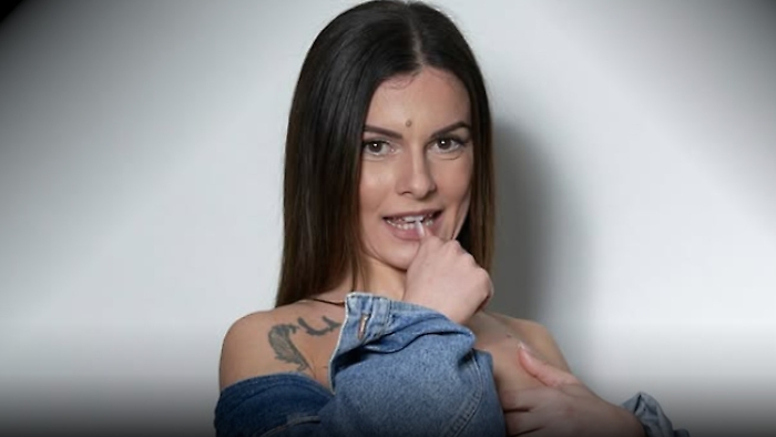 La maestra di Onlyfans denuncia il pap&agrave; di un alunno che aveva diffuso le sue foto e &ldquo;smascherato&rdquo; la sua attivit&agrave; online