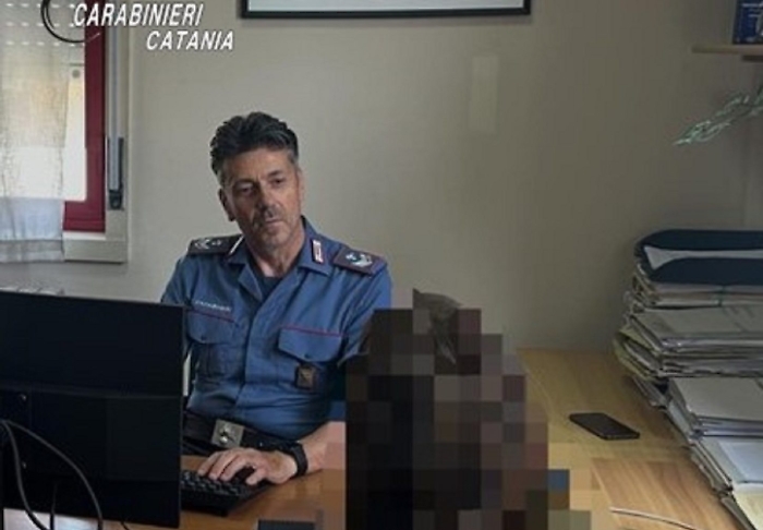 Picchia la moglie davanti ai figli e minaccia sua madre per aver difeso la donna: arrestato