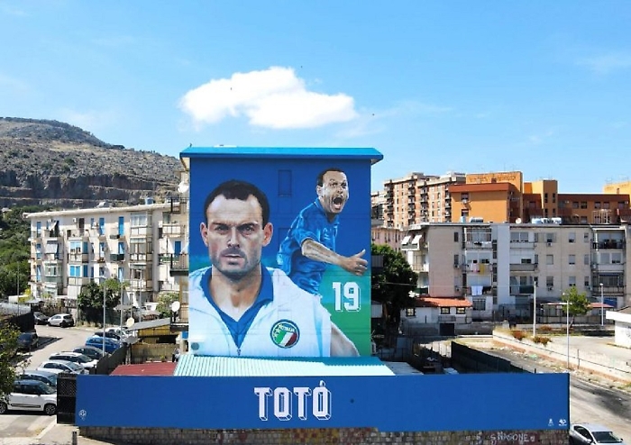 Palermo: il murale di Tot&ograve; Schillaci vittima del degrado urbano