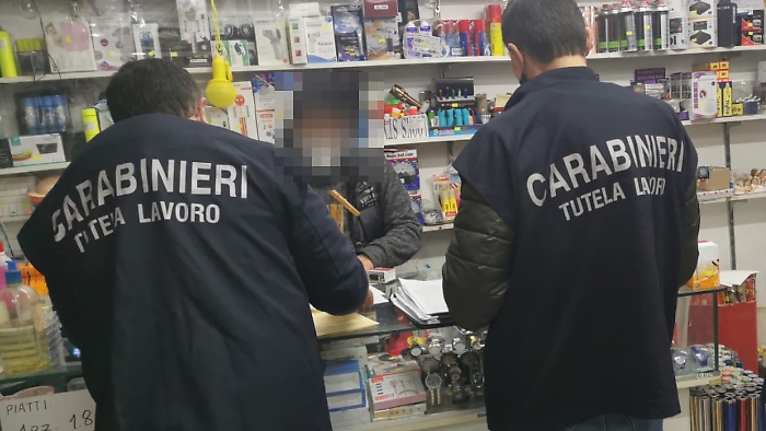 Dipendenti al lavoro per 13 ore al giorno senza contratto e con paghe da fame: 6 cinesi accusati di caporalato a Palermo