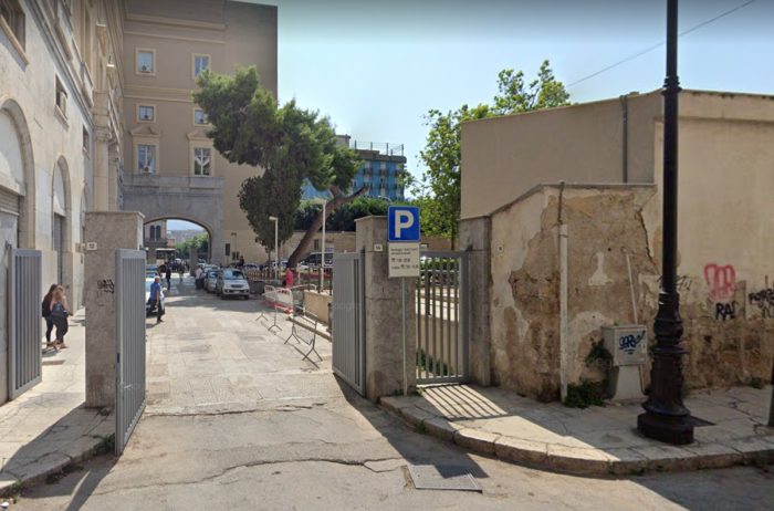 Palermo, albero cade in piazza Giulio Cesare