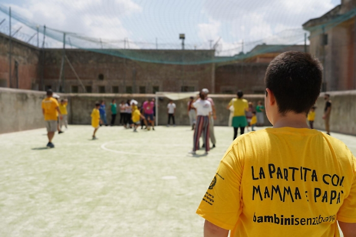 Ragusa, la partita con mamma e pap&agrave; dietro le sbarre del carcere