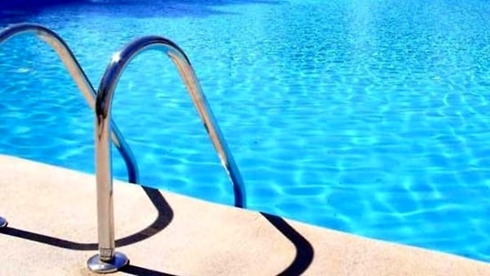 Mamma siciliana lancia l'allarme ed evita il peggio nella piscina romana con l'eccesso di cloro