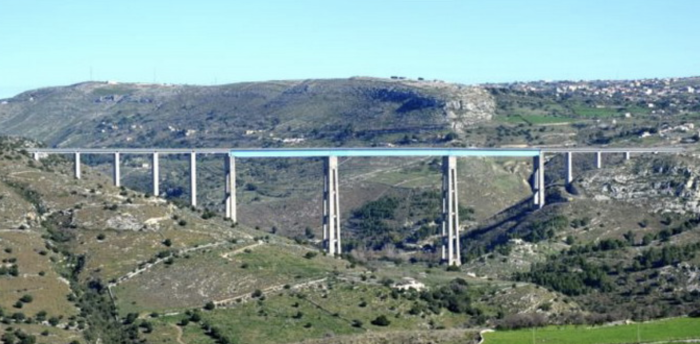 Ragusa: &egrave; penzoloni nel vuoto, vuole buttarsi gi&ugrave; dal ponte Costanza. Salvata in extremis