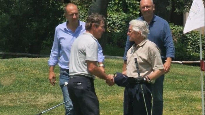 Michael Douglas e Dennis Quaid, sfida a golf sull'Etna tra competizione e panorami mozzafiato