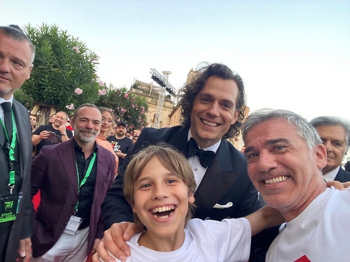 Il piccolo Giovanni Assennato sul red carpet del Taormina Film Festival con la star di Hollywood "Superman" Henry Cavill