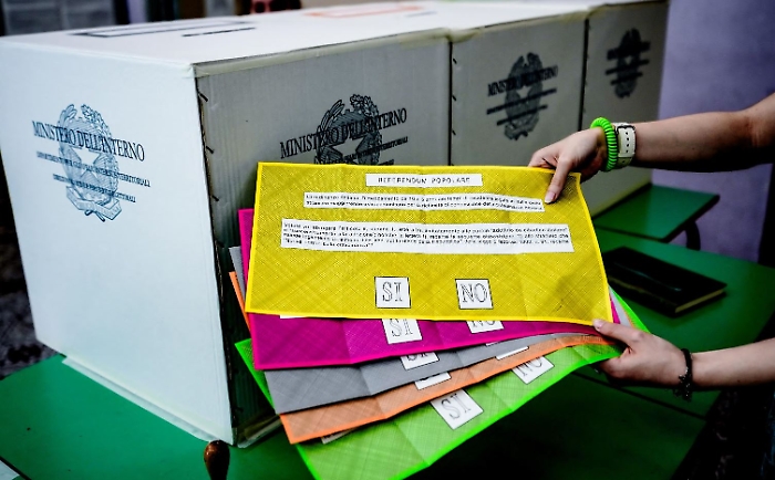 Referendum: in Sicilia alle 19 affluenza al 10,63% (5 punti sotto la media nazionale), Mattarella ha votato a Palermo