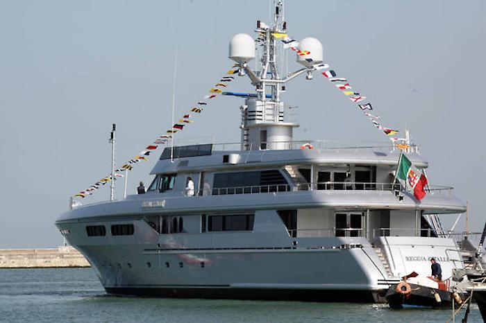 Avvistato a Panarea il mega yacht da sogno di Dolce e Gabbana