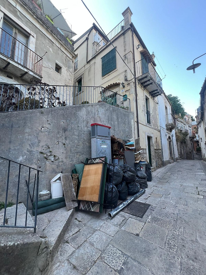 Ragusa, abbandona i rifiuti in centro storico: 600 euro di multa