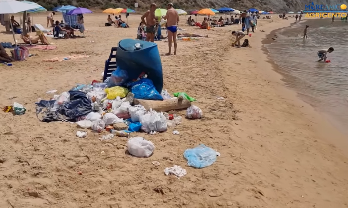 Mareamico: la spiaggia del Caos piena zeppa di rifiuti