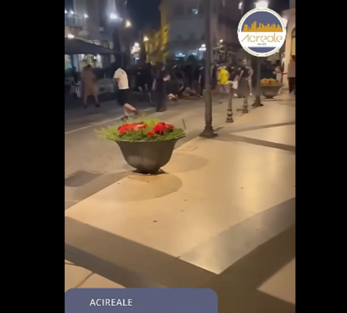 Acireale, rissa a colpi di mazze da baseball tra piazza Duomo e corso Umberto: 30 persone coinvolte