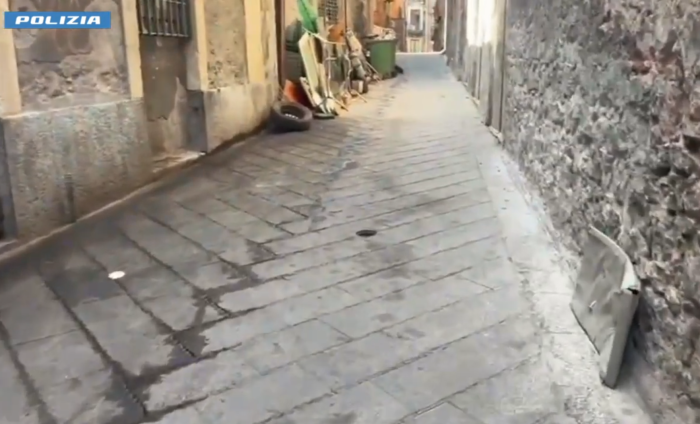 Hashish e marijuana lasciata nelle intercapedini dei muri o in sacchi di spazzatura a San Berillo: sequestri