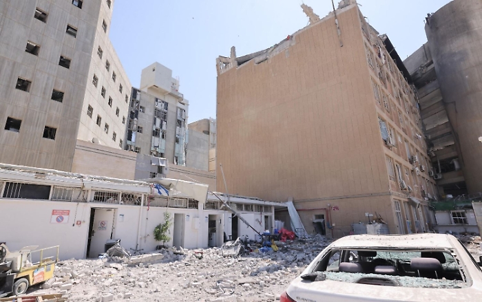 Israele e Iran, attacchi reciproci su ospedali e reattori tra minacce e segni di bombe a grappolo