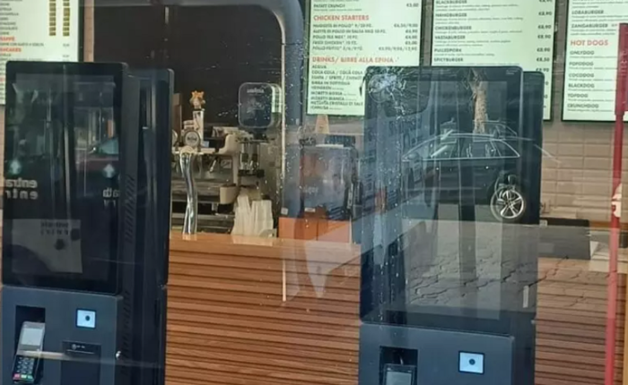 Spaccano vetrina in fast food a Palermo: tentato furto o atto vandalico?