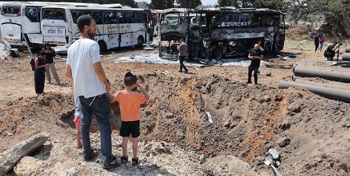 Israele-Iran, escalation continua: ucciso il capo dell'esercito di Teheran, colpita la sede del Mossad a Tel Aviv