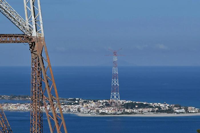 Ha attraversato a nuoto lo Stretto di Messina: l'impresa del triestino Carlo Martone