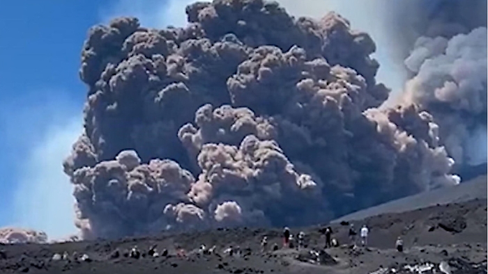 Eruzione Etna, &egrave; polemica sui turisti in quota. &laquo;C'era l'allerta. &Egrave; stato pericoloso. Non si pu&ograve; pensare solo ai soldi&raquo;