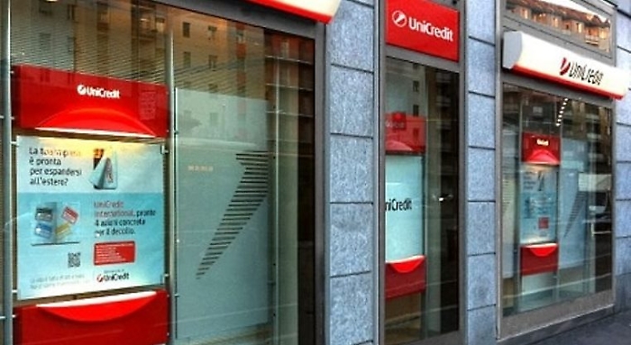 Colpi di mazza al bancomat e poi la lancia verso dipendente di banca