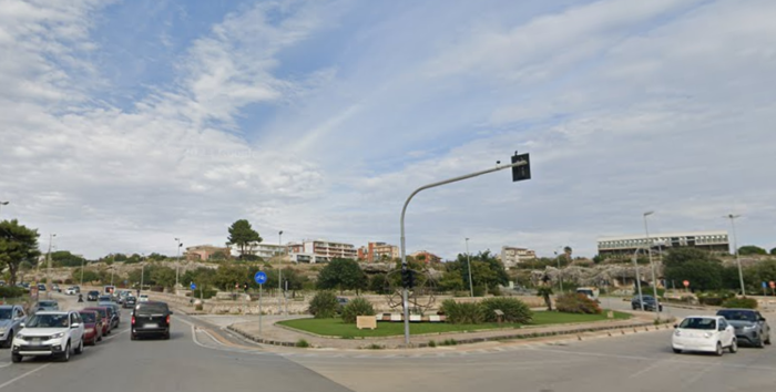 Incidente autonomo in monopattino a Siracusa: uomo soccorso sulla pista ciclabile di viale Tica