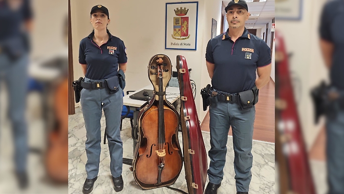 Catania, la polizia ritrova dopo 18 anni un prezioso violoncello rubato: la sofisticata indagine per risalire allo strumento