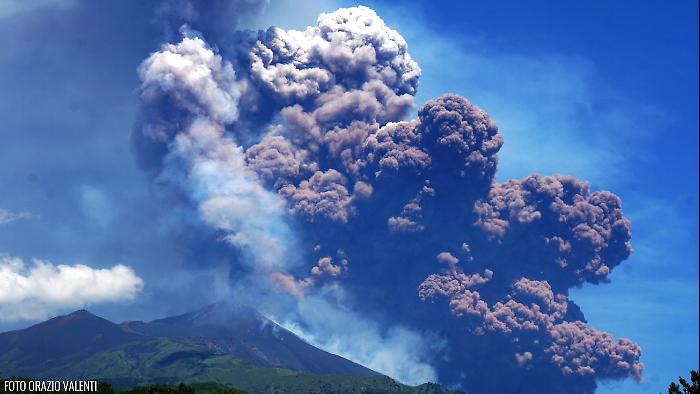 Etna, eruzione spettacolare: gigantesca nube sul vulcano, l'allerta per il volo innalzato a rosso
