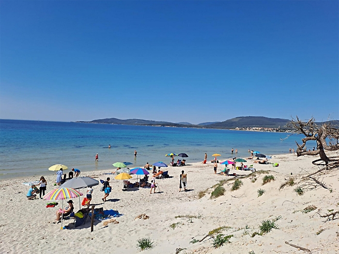 Il caldo uccide due persone in spiaggia in Sardegna: l'afa allenta la morsa al Nord, in Sicilia temperature elevate ancora per giorni