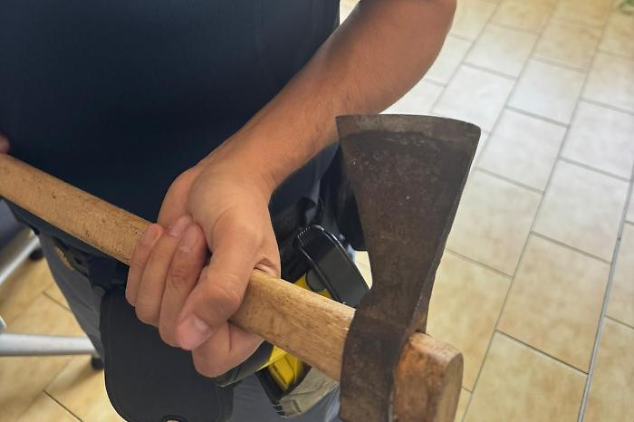 &ldquo;ABBASSATE IL VOLUME DELLA MUSICA O VI FINISCE MALE&rdquo;, 23ENNE ARMATO DI ASCIA FERMATO DALLA POLIZIA DI STATO DAVANTI AD UN BAR