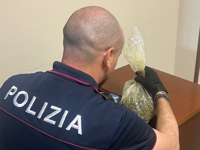 AI DOMICILIARI E CON IL BRACCIALETTO ELETTRONICO, ARRESTATO PUSHER 20ENNE TROVATO CON 350 GRAMMI DI MARIJUANA.