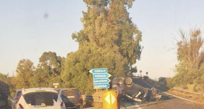 Auto ribaltata Marina di Mdica