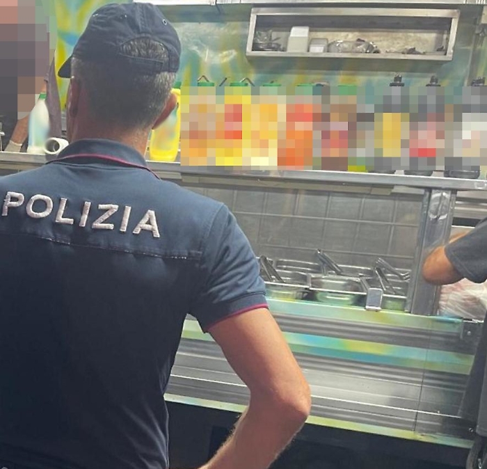 CONTROLLO INTEGRATO DEL TERRITORIO A GRAVINA DI CATANIA. CONTROLLATE 2 PANINERIE, SEQUESTRATI 6 KG DI CARNE NON TRACCIATA. SANZIONATI AUTOMOBILISTI E MOTOCICLISTI INDISCIPLINATI. S (