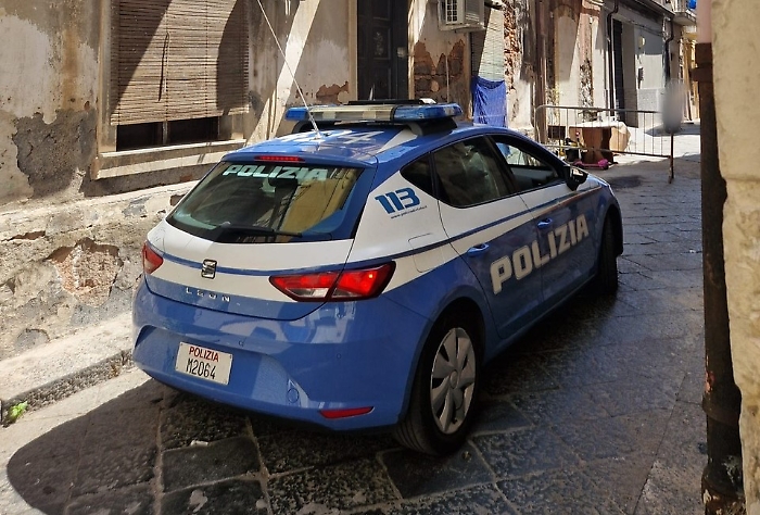COSPARGE DI BENZINA E MINACCIA DI DARE FUOCO ALLA CASA OCCUPATA ABUSIVAMENTE, NIGERIANO ARRESTATO DALLA POLIZIA DI STATO