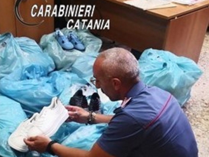 Scoperte scarpe contraffatte: una denuncia