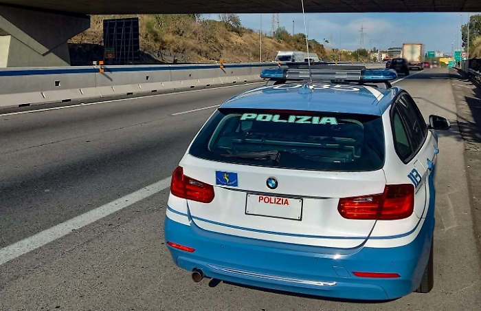 DISTURBANO GLI AUTOMOBILISTI AI CASELLI AUTOSTRADALI. PER DUE DONNE SCATTA IL DACUR DEL QUESTORE