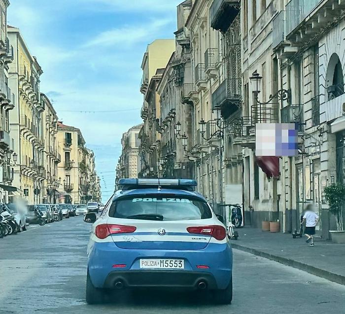 EVADE DAI DOMICILIARI PER RUBARE DUE PAIA DI SCARPE DA UN&rsquo;AUTO IN SOSTA, PLURIPREGIUDICATO CATANESE ARRESTATO DALLA POLIZIA DI STATO