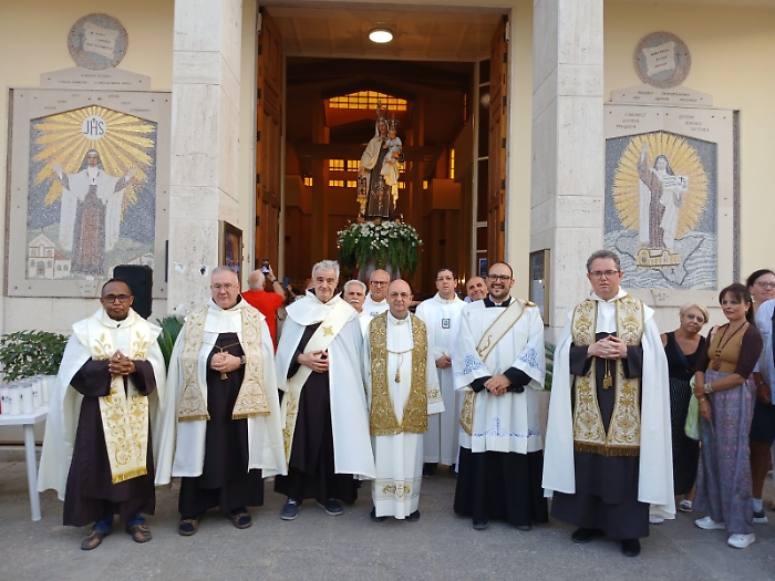 I sacerdoti e il simulacro all'uscita 2024