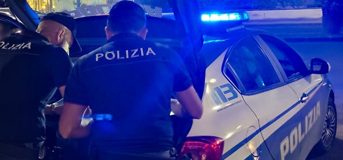 IN GIRO CON UN&rsquo;AUTO RUBATA, PREGIUDICATO 54ENNE SORPRESO DALLA POLIZIA DI STATO CON TARGHE CONTRAFFATTE, PASSAMONTAGNA E ATTREZZI PER SCASSINARE