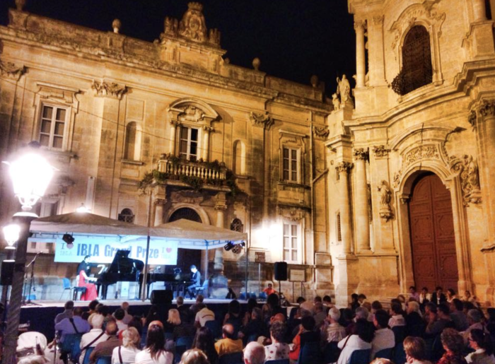 Il palco in piazza Pola