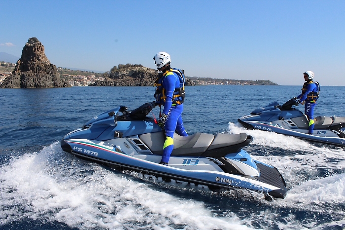 NAVIGAZIONE PERICOLOSA SOTTO COSTA, ASSENZA DI ASSISTENTI AI BAGNANTI E CARENZE NEI KIT DI PRONTO SOCCORSO, I CONTROLLI DELLA POLIZIA DI STATO