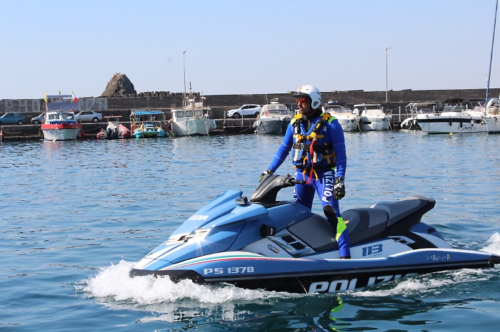 PATTUGLIAMENTO DELLA POLIZIA DI STATO NEL LITORALE CATANESE LE VOLANTI DEL MARE SANZIONANO 14 IMBARCAZIONI