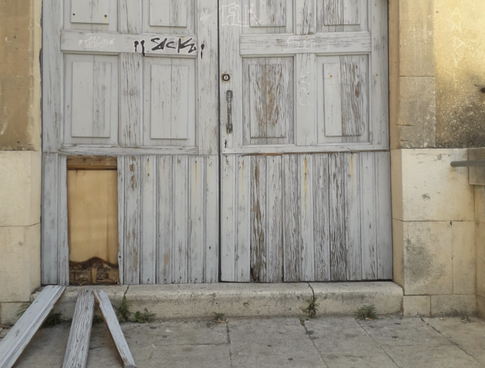 Portone vandalizzato